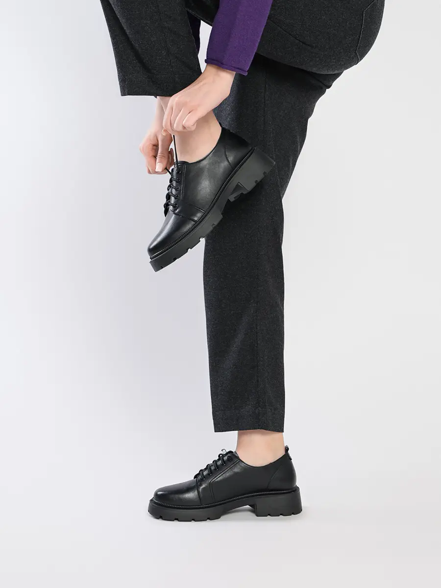 Туфли-дерби черного цвета с эластичной шнуровкой